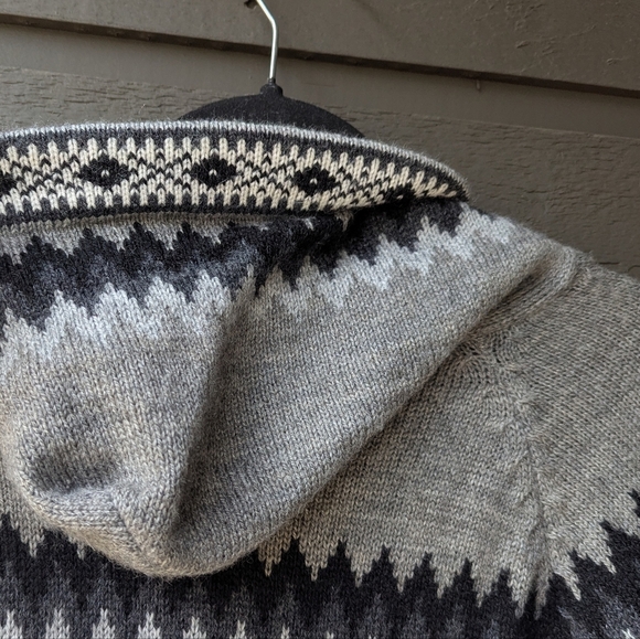 Hand Knit Peruvian Alpaca jacket with Andean Design Size Medium Gray Black White - Picture 6 of 8